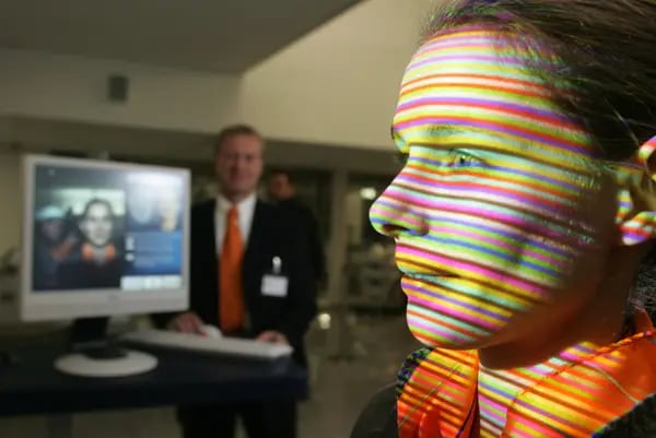 Dos empleados del Siemens Airport Center muestran el sistema de reconocimiento facial 3D de Siemens en Alemania.