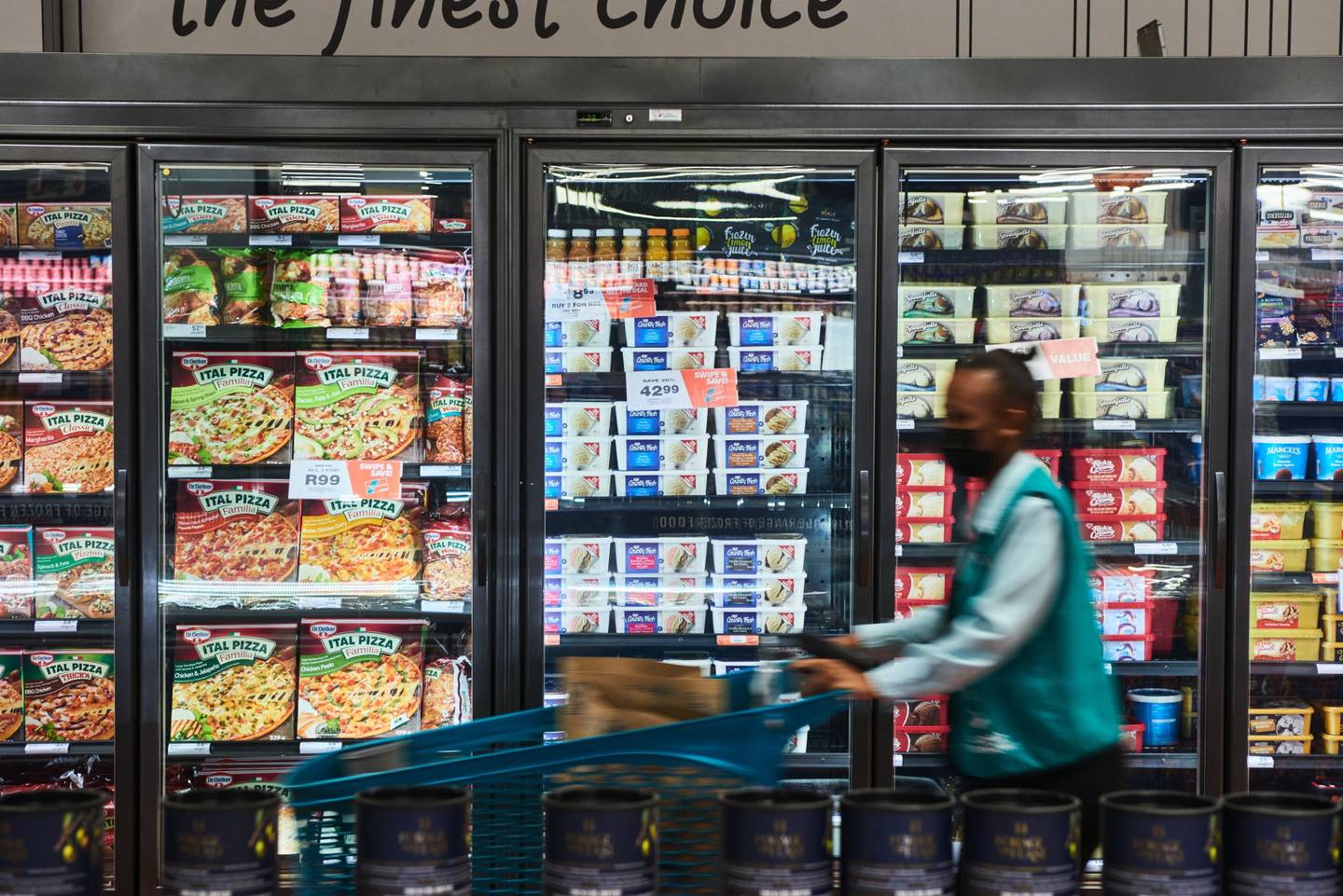 Alimentos congelados en armarios dentro de un supermercado Checkers, operado por Shoprite Holdings Ltd., en el centro comercial Rosebank en Johannesburgo, Sudáfrica, el viernes 18 de febrero de 2022. Fotógrafo: Waldo Swiegers/Bloomberg