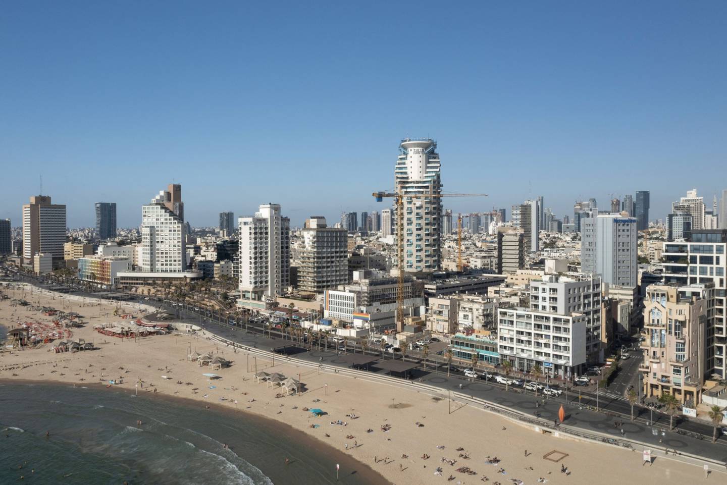 Rascacielos comerciales y residenciales más allá de la playa en Tel Aviv, Israel, el miércoles 2 de junio de 2021. Los rivales de Benjamín Netanyahu se enfrentan a un plazo de medianoche del miércoles para cerrar un nuevo gobierno que desbanque al primer ministro más antiguo de Israel. Fotógrafo: Kobi Wolf/Bloomberg