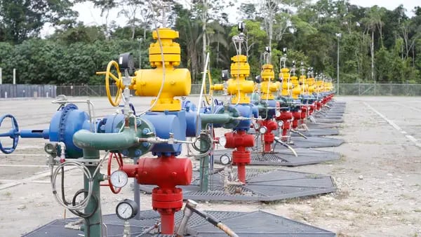 Ecuador inició reversión de dos contratos petroleros, pero empresa insiste en extensióndfd