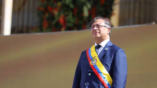 La Estrategia del Día Colombia: Los mensajes económicos del primer discurso del presidente Petro  dfd