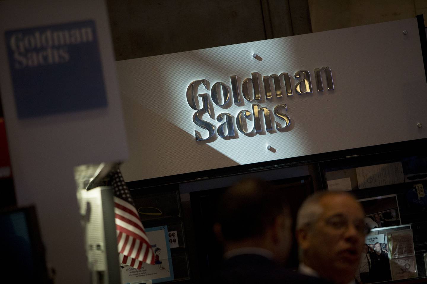El logotipo de Goldman Sachs & Co. aparece en el stand de la empresa en el piso de la Bolsa de Nueva York (NYSE) en Nueva York.