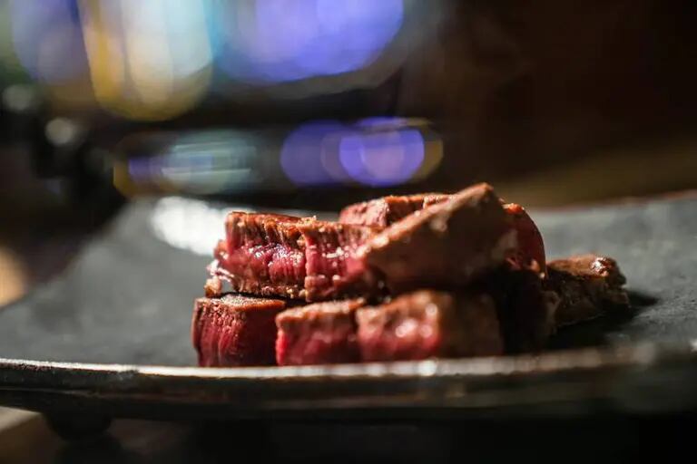 Empresas de carne estão sob pressão para reduzir os gases de efeito estufa, com 57% de todas as emissões da indústria de alimentos provenientes da fabricação de produtos de origem animal (Lam Yik/Bloomberg)dfd