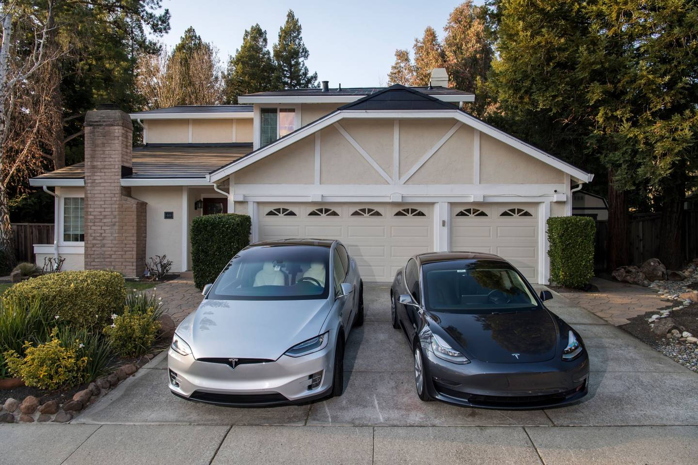 Vehículos eléctricos Tesla aparcados en la entrada de una casa con techo solar Tesla en San Ramón, California. Fotógrafo: David Paul Morris/Bloombergdfd