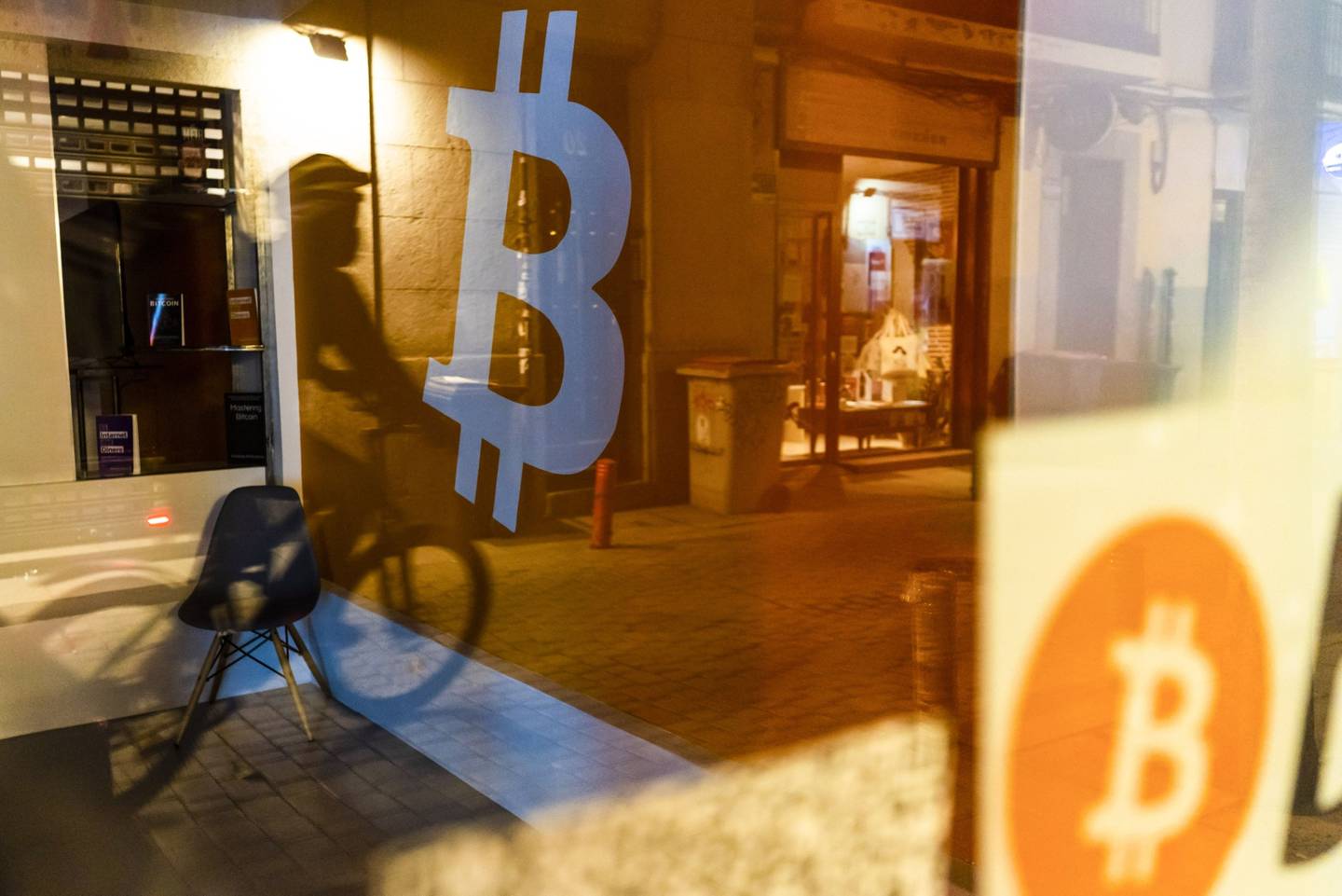 Un logotipo de bitcoin dentro de un quiosco de criptomonedas en Madrid, España, el jueves 17 de marzo de 2022.
