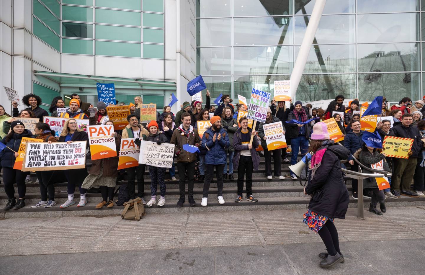 Médicos en formación sostienen pancartas y gritan consignas frente al University College Hospital de Londres (UCLH) en Londres, Reino Unido, el lunes 13 de marzo de 2023.