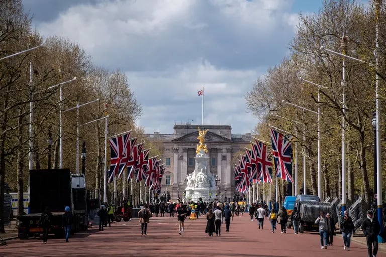 Los preparativos comienzan frente al Palacio de Buckingham en el Mall antes de la coronación del rey Carlos III, en Londres, Reino Unido.dfd