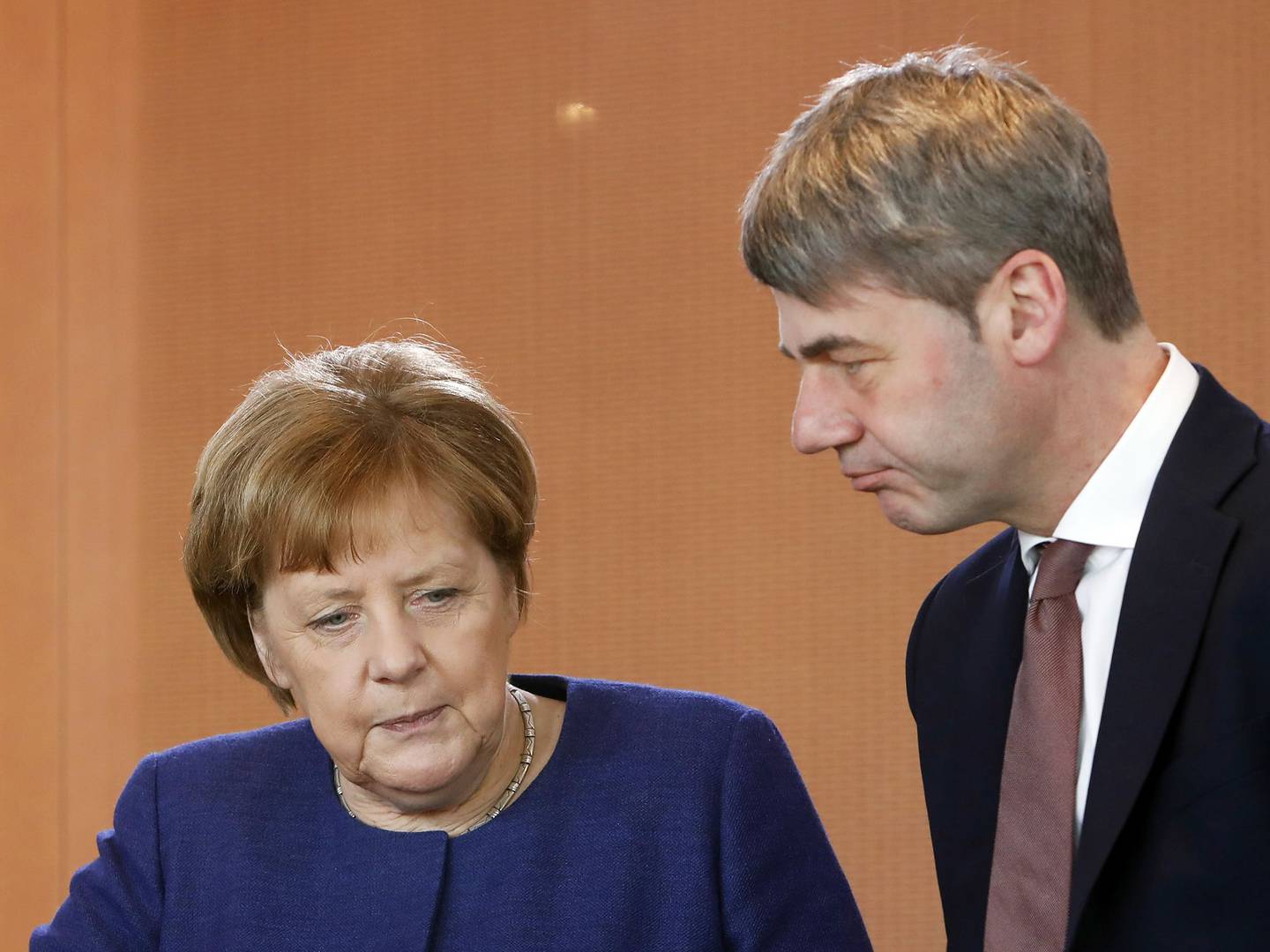 La canciller alemana Angela Merkel habla con Jan Hecker.