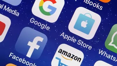 Logotipos de las aplicaciones Google, Apple, Facebook y Amazon aparecen en la pantalla de un iPhone.