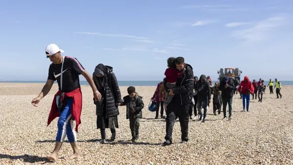La migración al Reino Unido sigue cerca del récord pese a las medidas drásticas de Sunakdfd