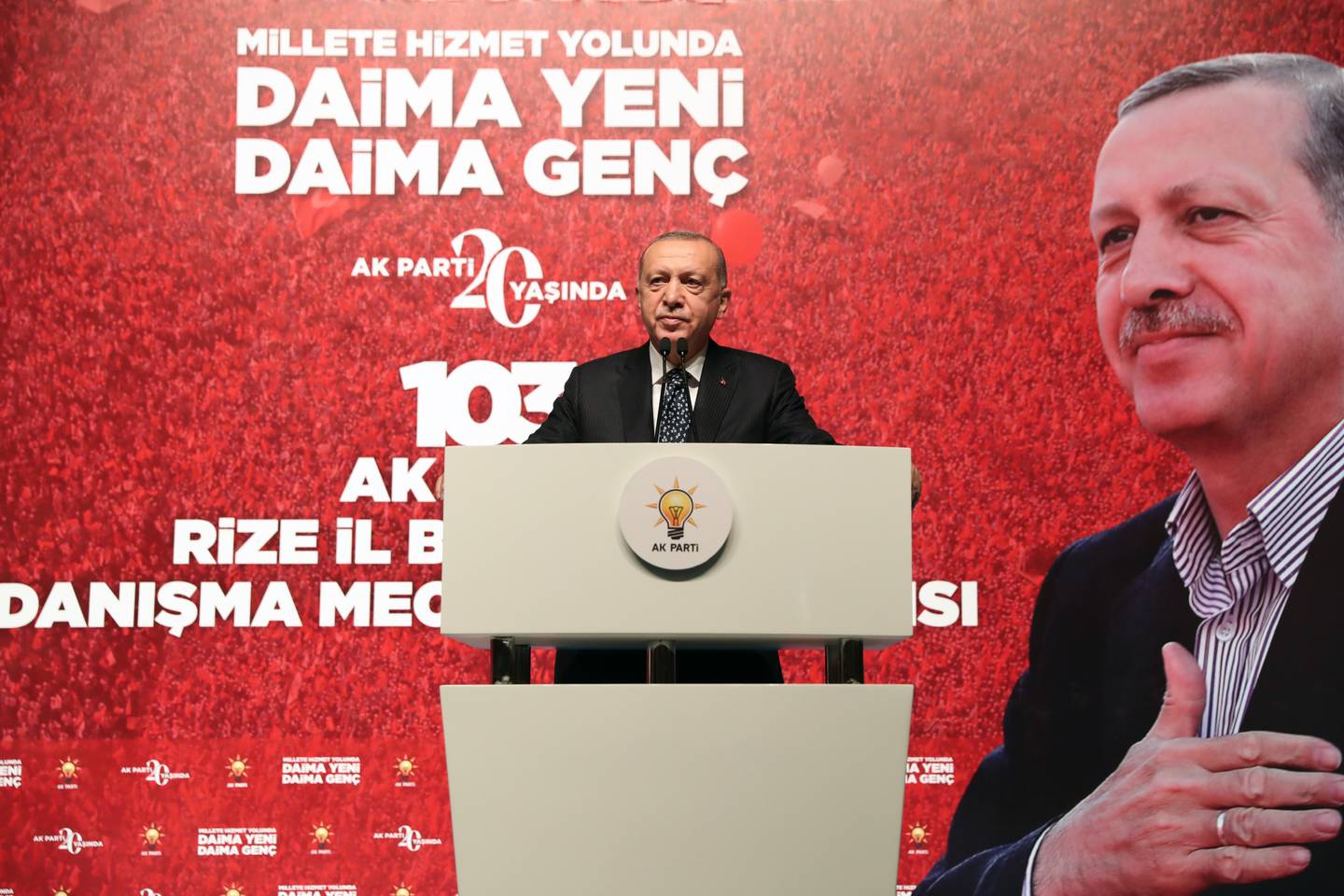 Recep Tayyip Erdogan participa de reunião do AKP em Rize, Turquia, em setembro (Presidência da Turquia/Getty Images)dfd