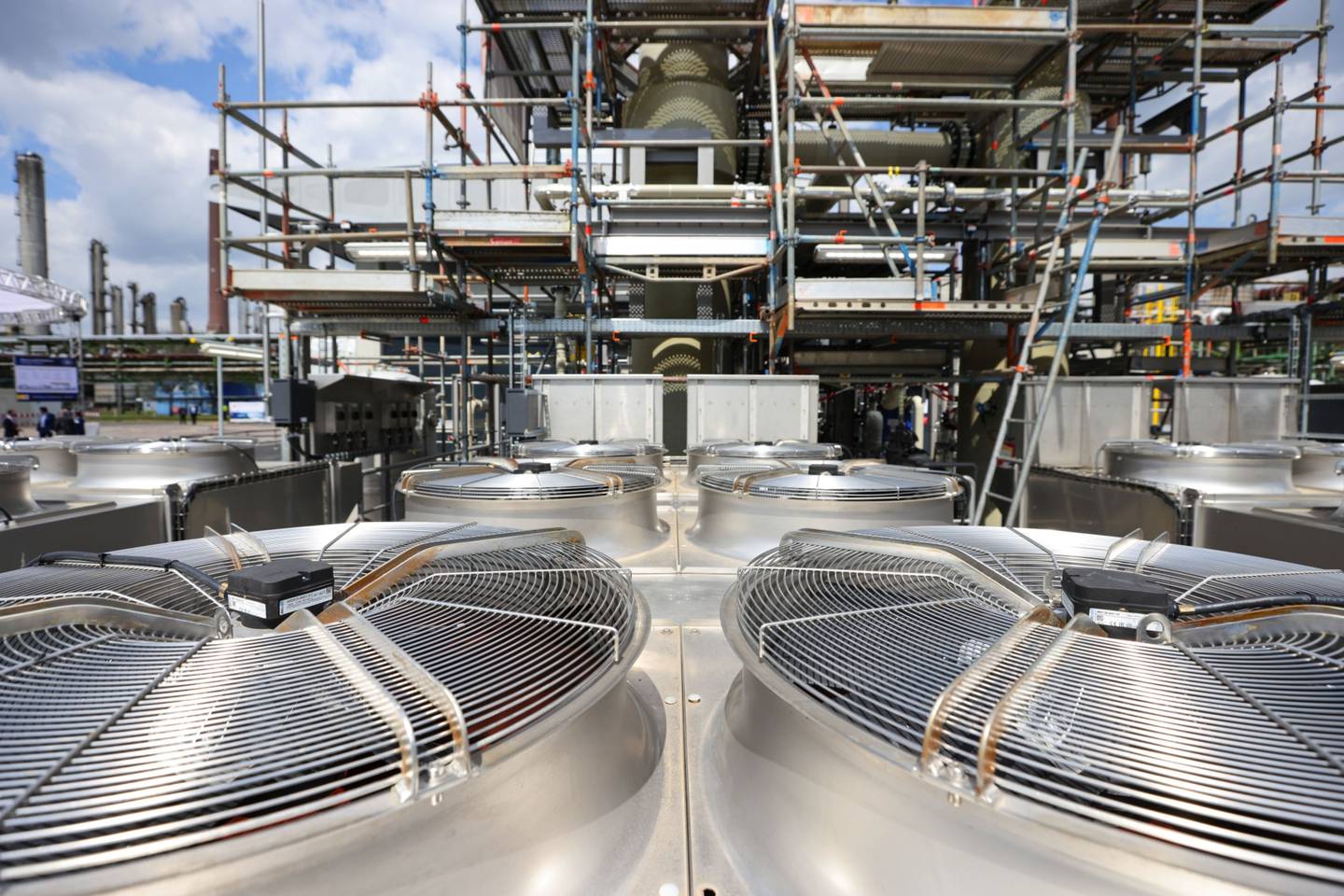 Ventiladores junto a la planta de electrólisis de hidrógeno en la refinería de hidrógeno verde Wesseling, operada por Royal Dutch Shell Plc, en Wesseling, Alemania, el viernes 2 de julio de 2021.