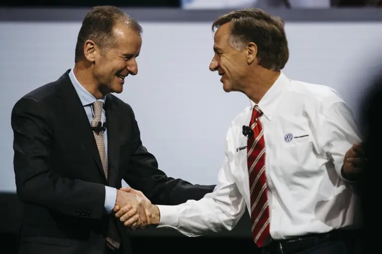 El CEO de Volkswagen, Herbert Diess, estrechando la mano del entonces gobernador de Tennessee, Bill Haslam, en el salón del automóvil de Detroit 2019. Fotógrafo: Sean Proctor/Bloombergdfd