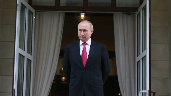 Putin prohíbe a petroleras y bancos salir de Rusia hasta final de añodfd