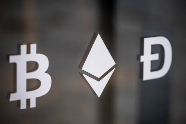 Los logotipos de bitcoin, a la izquierda, Ethereum, en el centro, y Dash en el escaparate de una bolsa de criptomonedas en Barcelona, España, el jueves 8 de septiembre de 2022.