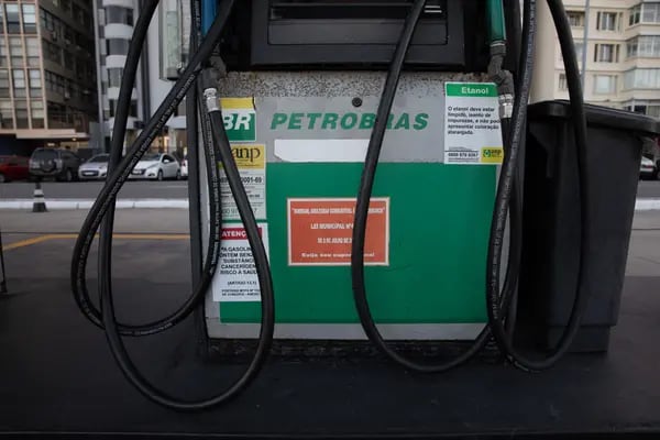 Na regra que estava em vigor desde 2016, os preços dos combustíveis no mercado interno acompanham as cotações internacionais