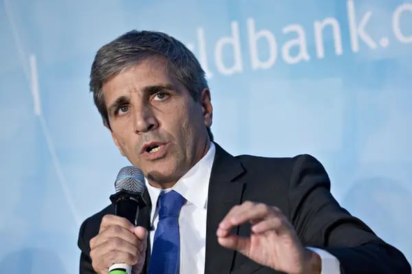 Gobierno argentino revela el rumbo económico a inversores y se lleva el respaldo del FMIdfd