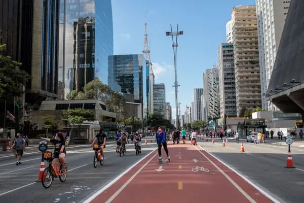Las personas montan en bicicleta a lo largo de la Avenida Paulista mientras se reabre para el uso exclusivo de peatones y ciclistas en Sao Paulo, Brasil, el domingo 18 de julio de 2021.