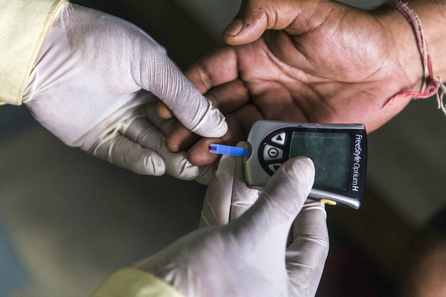 Trabajadores de la salud realizan pruebas para medir el nivel de riesgo de diabetes e hipertensión.Fotógrafo: Dhiraj Singh/Bloombergdfd