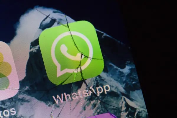 Un icono de la aplicación para Facebook Inc. WhatsApp dispuesto en la pantalla rota de un teléfono inteligente en Sydney, Nueva Gales del Sur, Australia, el miércoles 20 de enero de 2021.