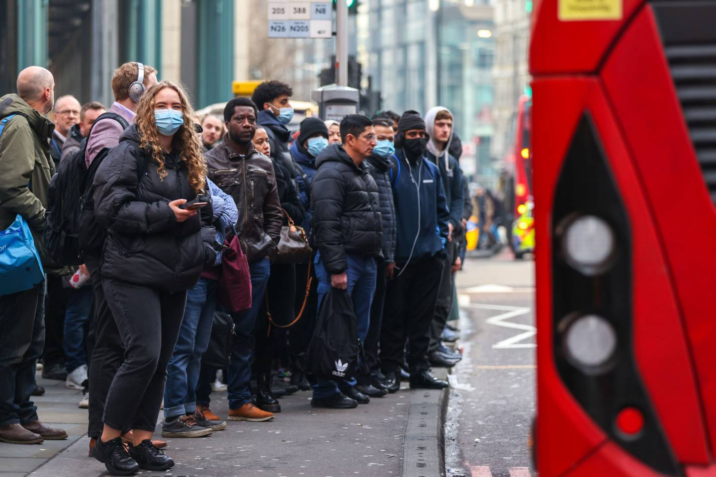 Viajeros esperan en una parada de autobús, durante en Londres, Reino Unido, el jueves 3 de marzo de 2022.