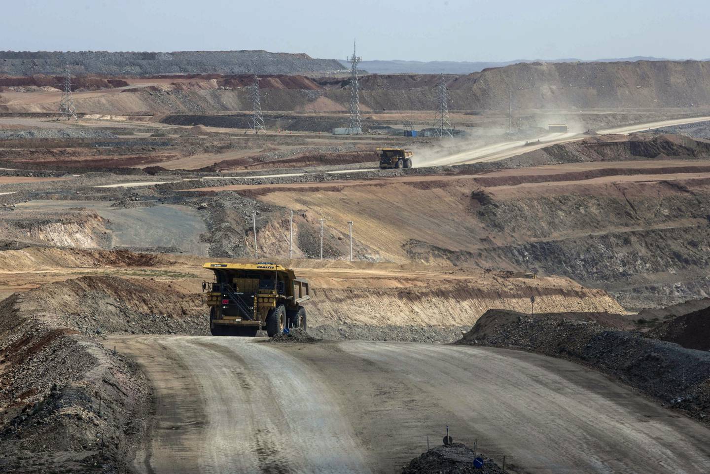 Camiones de descarga operan en un pozo abierto en la mina de cobre y oro Oyu Tolgoi Fotógrafo: Taylor Weidman/Bloomberg
