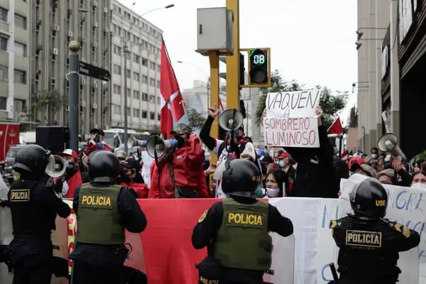 Protestas contra el Gobierno de Pedro Castillo a las afueras del Palacio Legislativo en Lima ocurridas el pasado 25 de octubre.