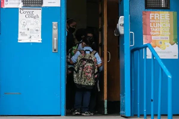 Un estudiante entra a la escuela PS 15 Roberto Clemente en Nueva York, el 29 de septiembre de 2020.