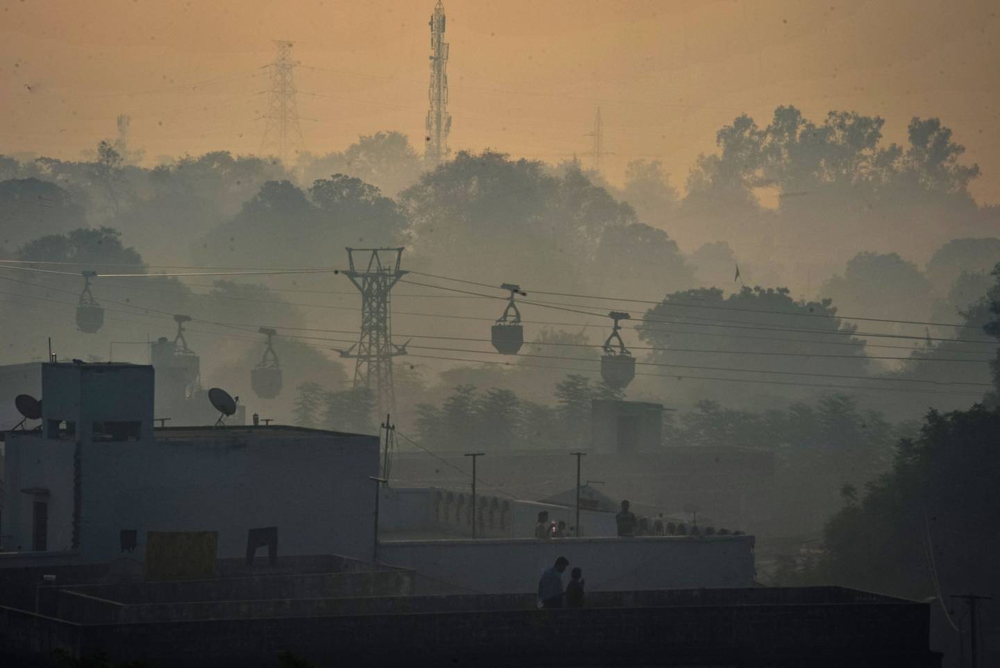 Una línea de carros de cable transporta carbón desde una mina a las centrales térmicas en una mañana de smog el 23 de noviembre de 2021 en Sonbhadra, Uttar Pradesh, India.