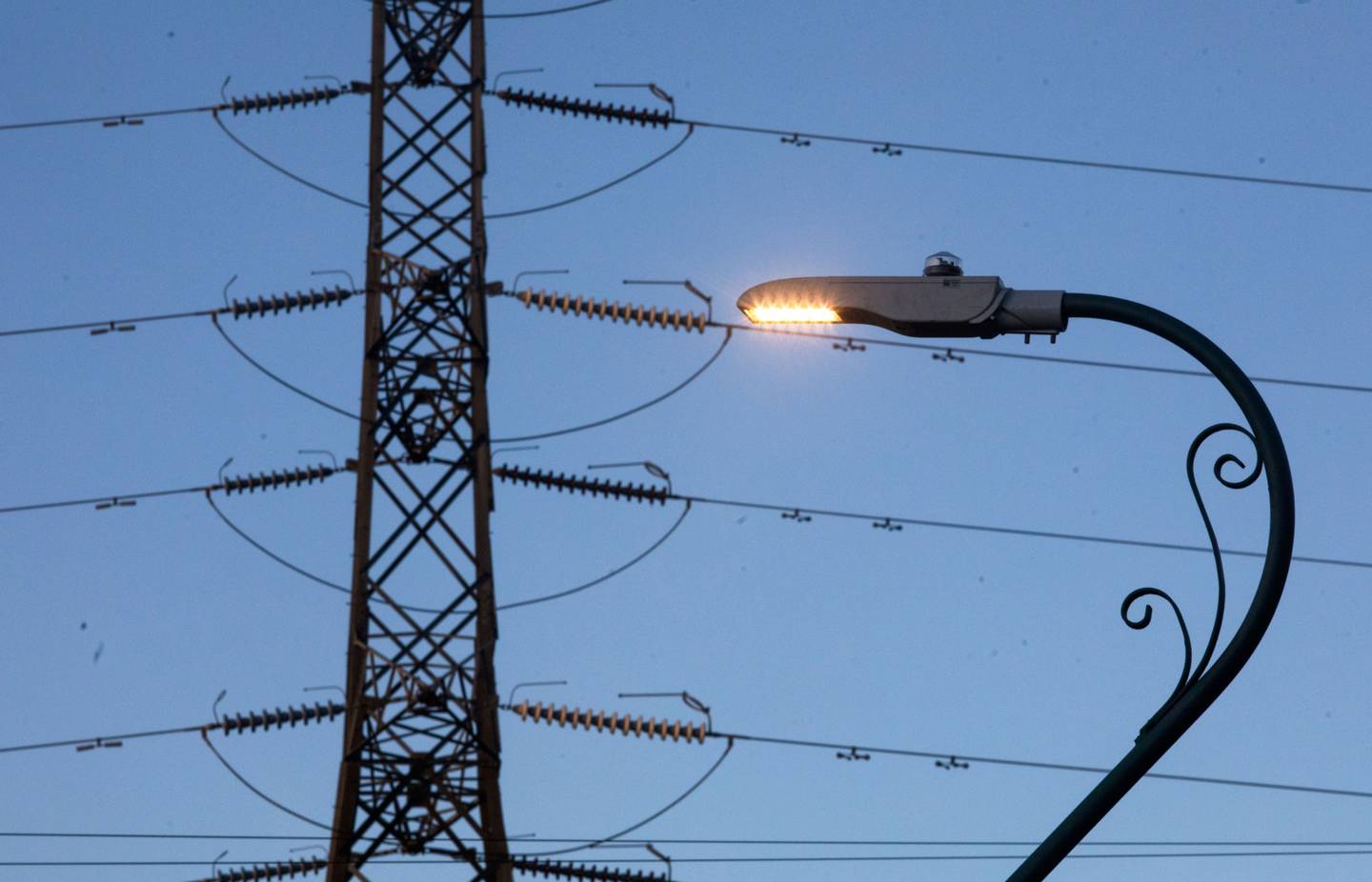 Chile impulsa licitación de 15 proyectos de transmisión eléctrica por US$ 414 millones