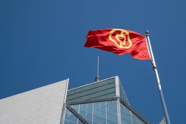 Una bandera ondea frente a la sede del Banco de China (BOC) en Pekín, China,