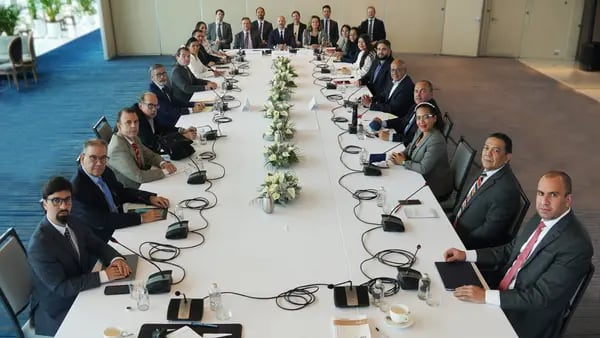 "We have the pleasure to publish the first official photo of the plenary of the negotiation process in Mexico between the Government of the Bolivarian Republic of Venezuela and the Unitary Platform of Venezuela, facilitated by Norway and accompanied by the Netherlands and Russia".
