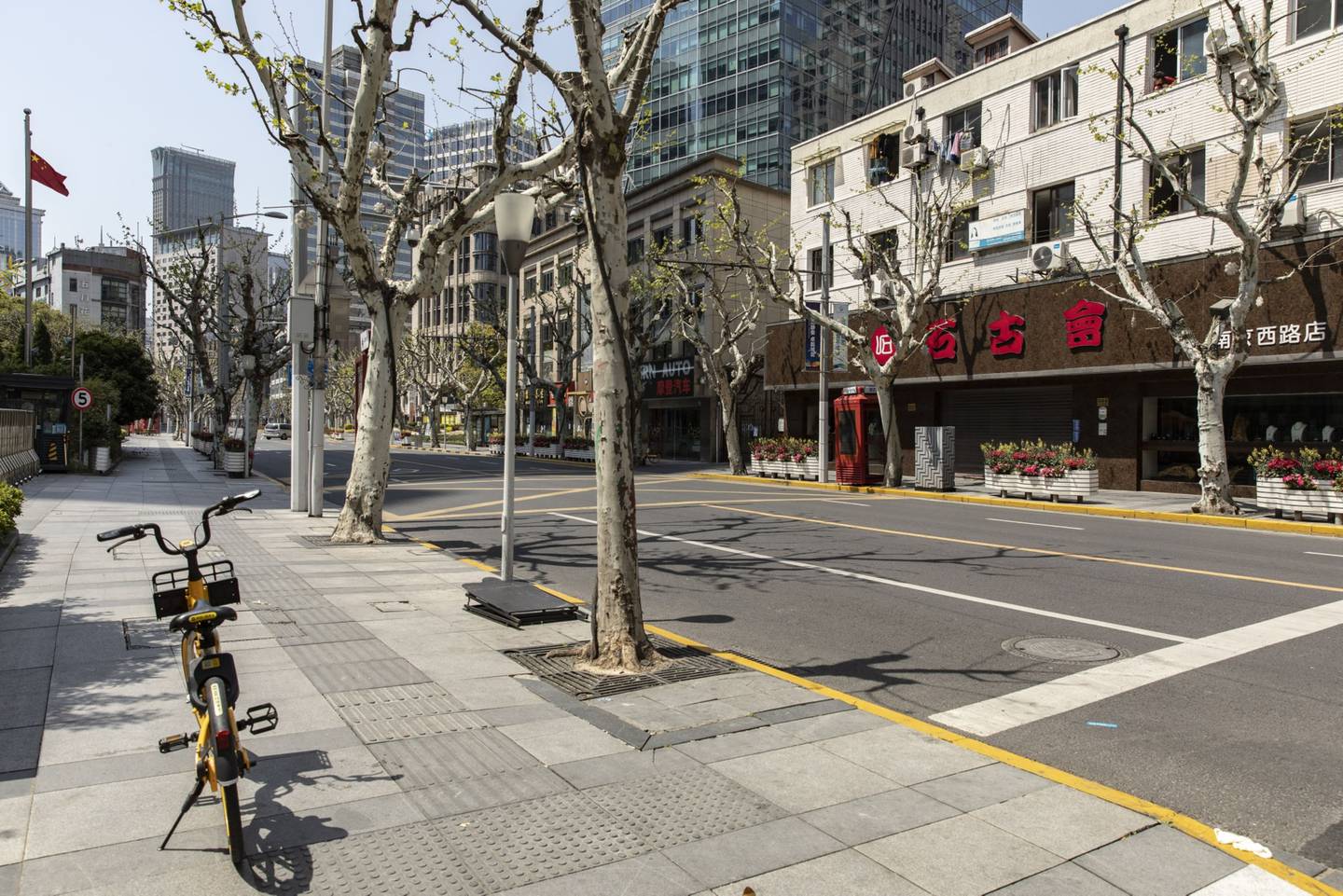 Una calle desierta en Shanghái, China, el sábado 9 de abril de 2022. Fotógrafo: Qilai Shen/Bloomberg