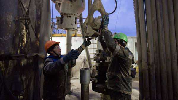 Petróleo cae a medida que confinamientos en China golpean la economía del paísdfd