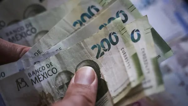 Peso mexicano toca los $17,83 por dólar tras alza de cuarto de punto de la Feddfd