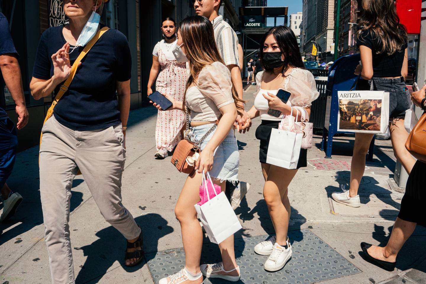 Peatones llevan bolsas en el barrio SoHo de Nueva York.