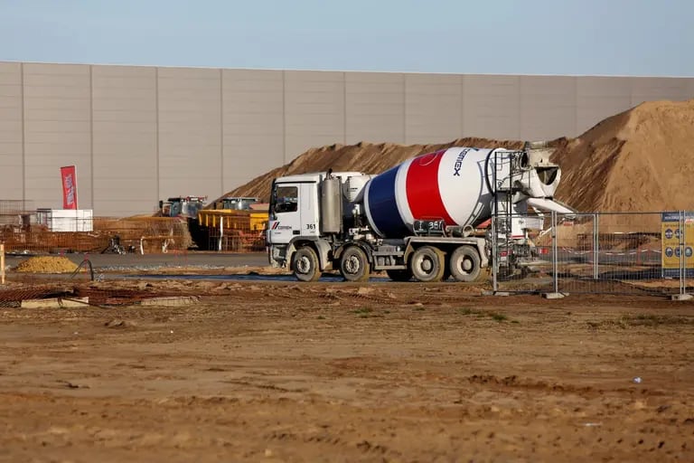 Un camión mezclador de cemento Cemex SAB en el sitio de construcción de la gigafábrica de Tesla Inc. en Gruenheide, Alemania, el domingo 20 de diciembre de 2020.dfd