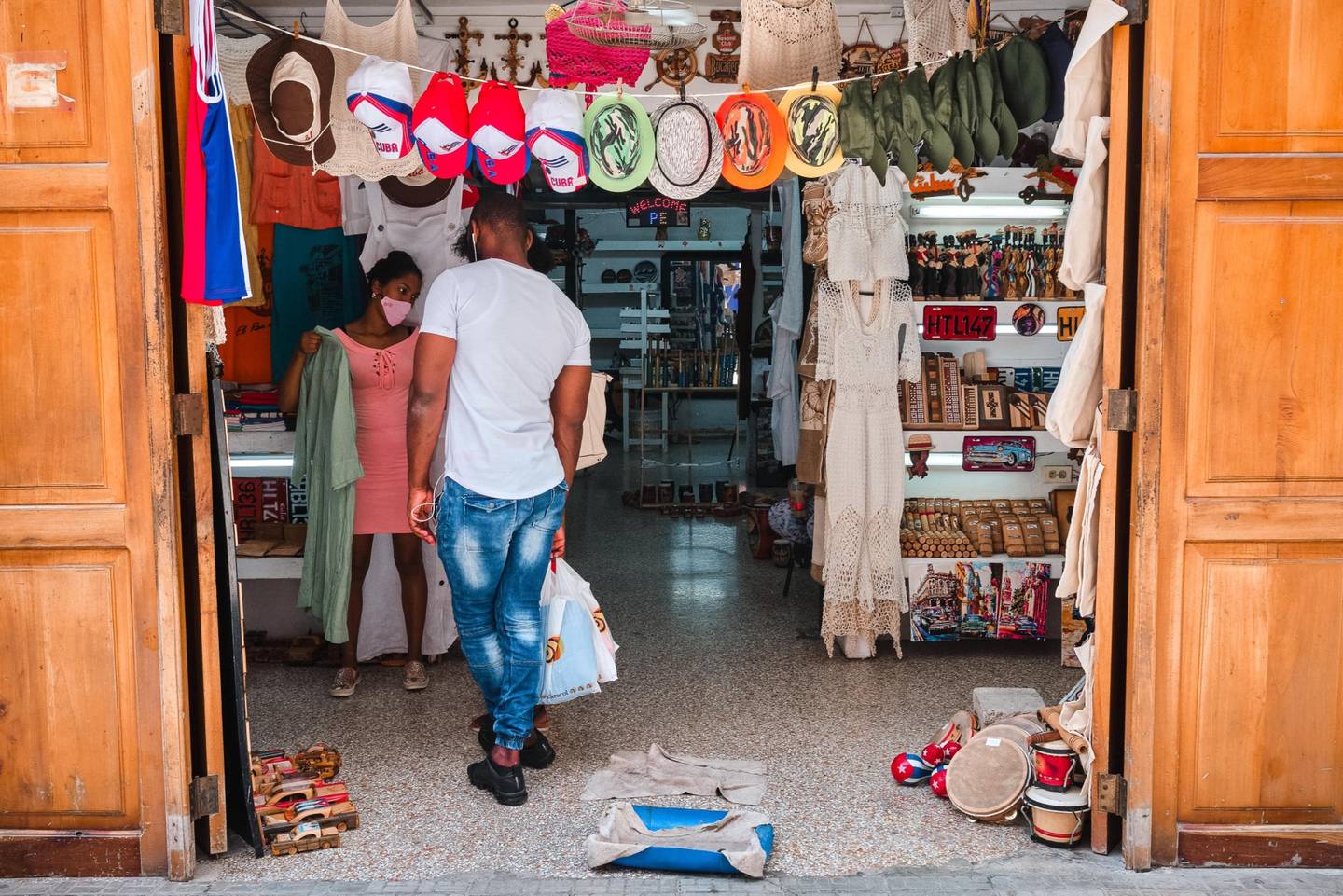 Un vendedor atiende a un cliente en una tienda de recuerdos en La Habana, Cuba.