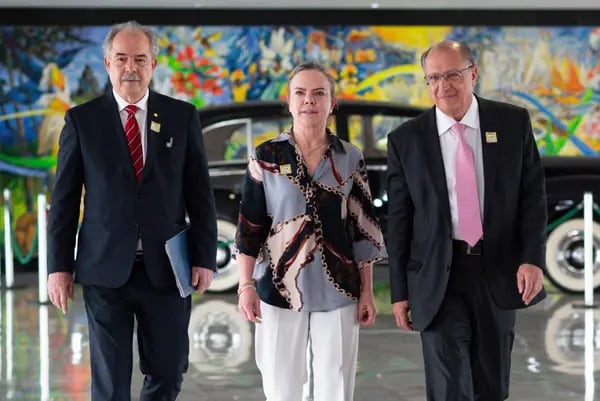 Aloizio Mercadante (à esquerda), Gleisi Hoffman e Geraldo Alckmin lideram trabalhos de transição para novo governo