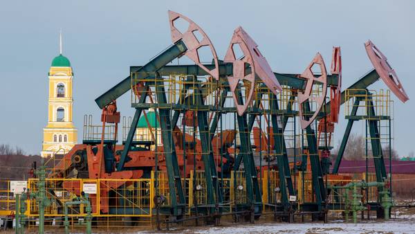Rusia redujo su producción de petróleo en 700.000 barriles diarios en marzodfd