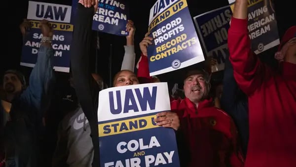 Trabajadores de la automoción en EE.UU. en huelga tras fracasar las negociacionesdfd