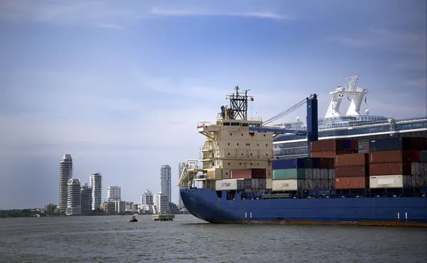 Los contenedores se encuentran apilados en un barco en el Puerto de Cartagena en Cartagena, Colombia.