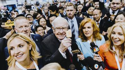 Warren Buffett to Host Berkshire’s Annual Meeting In-Person This Yeardfd