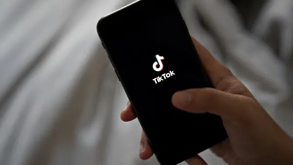 ‘Presupuesto en voz alta’ es la última tendencia de TikTok para ahorrar dinerodfd