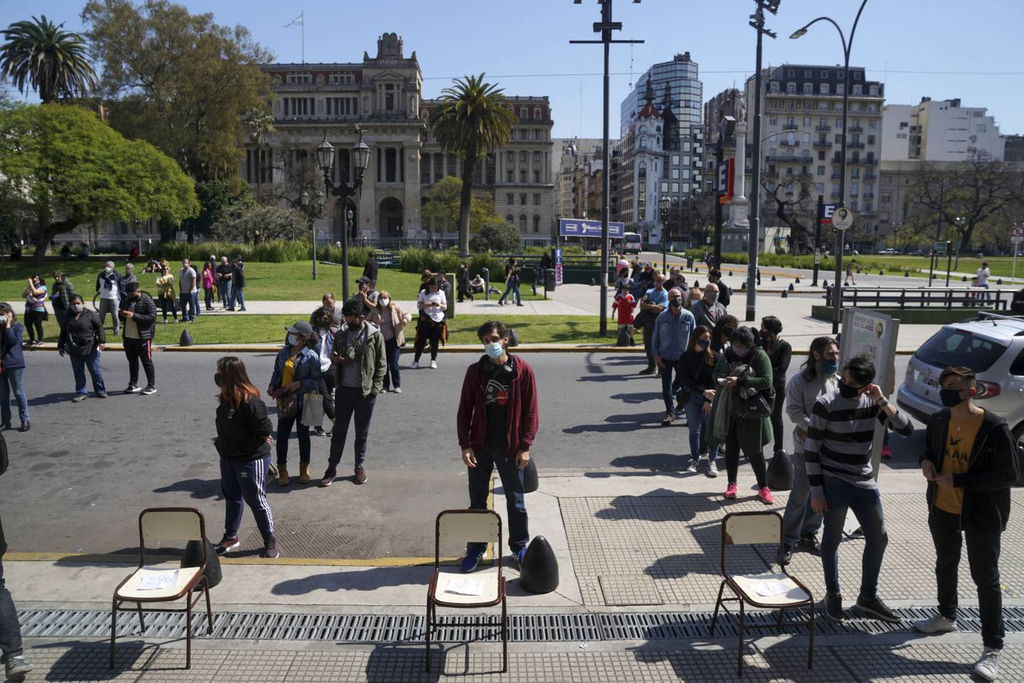 Ciudadanos argentinos esperan en fila para emitir su voto en la Ciudad de Buenos Aires.