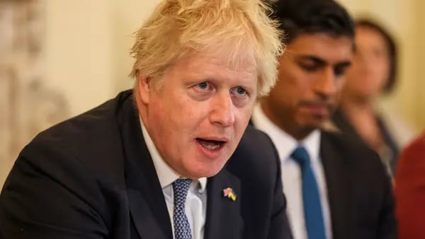 Boris Johnson sobrevive a moción de censura y continuará como primer ministrodfd