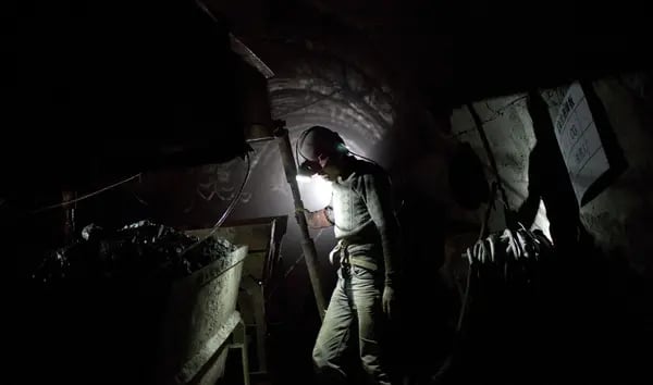 Un trabajador abre un nuevo pozo de carbón en la provincia de Shanxi, China.