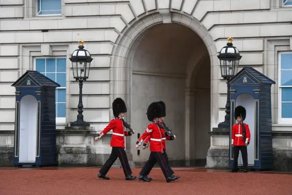 Soldados en servicio como Guardia de la Reina patrullan en el Palacio de Buckingham en Londres, Reino Unido, el jueves 8 de septiembre de 2022.