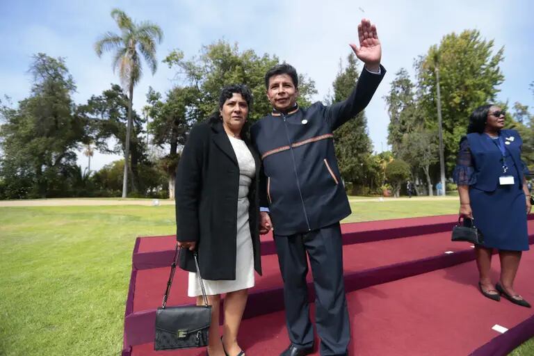 En la foto el mandatario saluda junto a Lilia Paredes, primera dama de la Nación.dfd