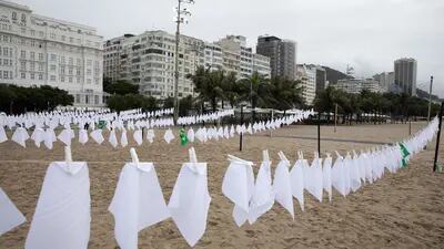 Protesto na praia de Copacabana marcando a morte de 600 mil brasileiros pela Covid-19